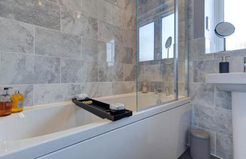 Marriott House sleeps 5 in Bourne with parking - Foto 12