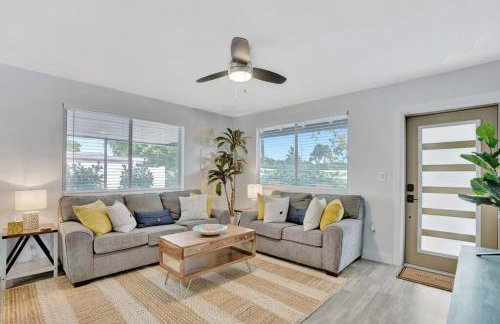 Eagle's Way with Firepit Heated Pool and Sunroom Near BEACH - Foto 41