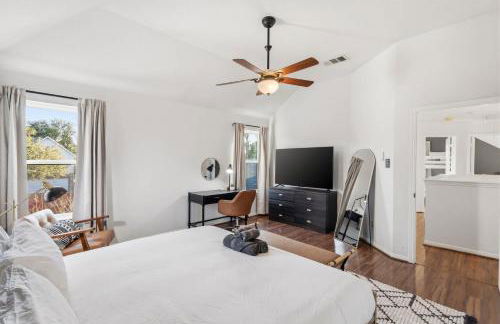 5BD Getaway w Pool Patio Firepit Mins to DT - Photo 17