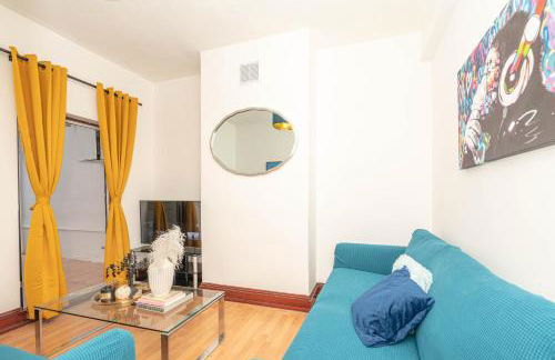 Xtra Large 4 Bedroom House with Heating Sleeps 14 Near Station and ExCeL - Foto 8