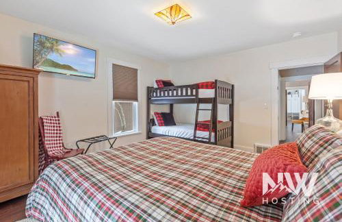 Cozy Farmhouse w Treehouse Fire Pit 1 Mile to Beach Close to Skiing Adventures 1226 - Foto 24