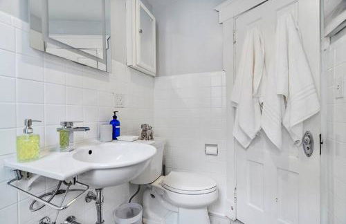 Modern Oakley Retreat - King Bed - Free Parking - Centrally Located - Foto 25