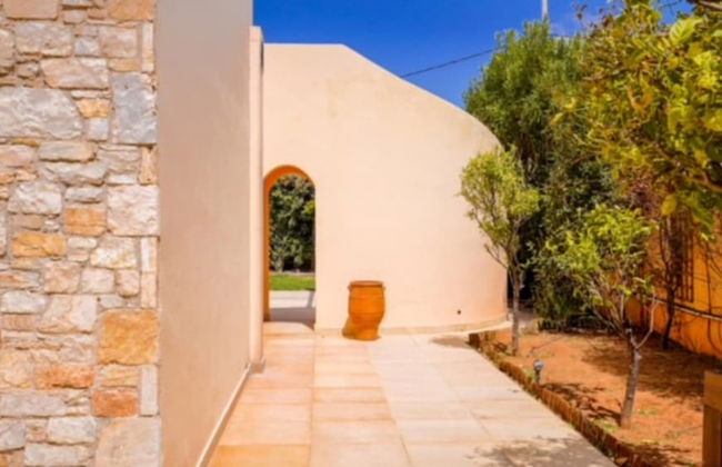 Deluxe 5 Bdrm Villa w Pool Next to the Beach - Photo 11