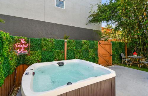 Designer Sun Filled Condo - Walk to Town - Foto 1