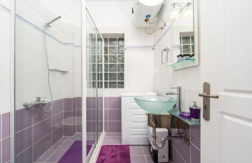 Colorful city apartment - Photo 23