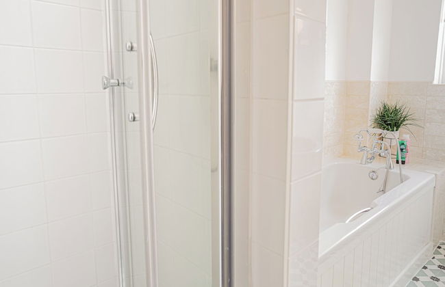 Central 2 Bed House w/ Garden and Free Parking! - Photo 85