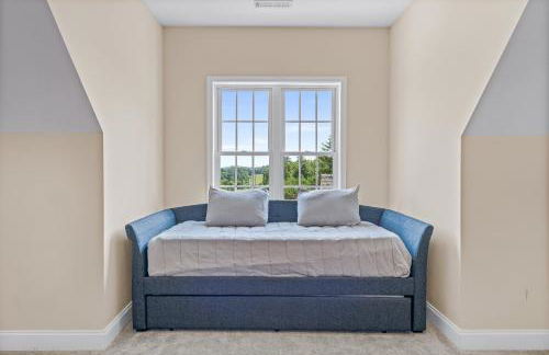 Stunning Modern Retreat! Year-Round Swim Spa | Hot Tub | Movie Room | Firepit - Foto 23