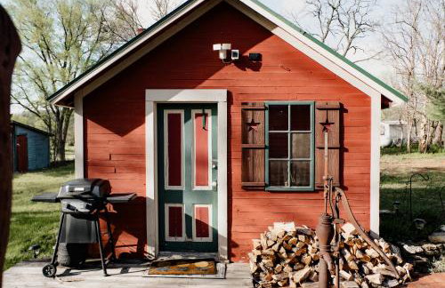 Charming Cabin with Hot Tub & Fire Pit - Foto 48