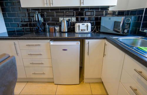 Zeenat Central Bury - Modern 2BR with Free Parking Sleeps 6 - Foto 30