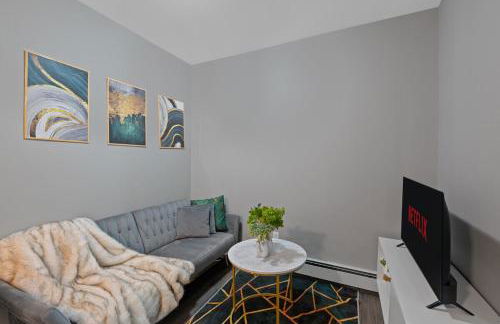 Cozy Stay with Games, 15 min to NYC, Private Backyard - Sleeps 6 - NEAR METLIFE STADIUM - Foto 26