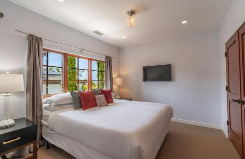 Mediterranean Beauty with Rooftop Deck and Views - Foto 36