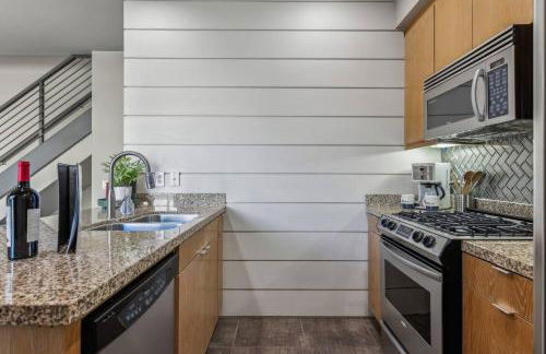 Stylish Gated TH + private heated pool + hot tub - Foto 13