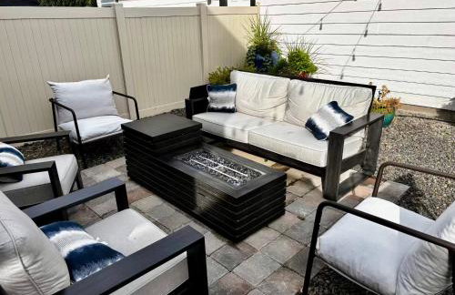 North End blue -Hot Tub - Fire Pit - Downtown -4BR - Photo 3