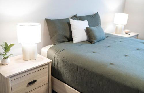 North End blue -Hot Tub - Fire Pit - Downtown -4BR - Photo 76