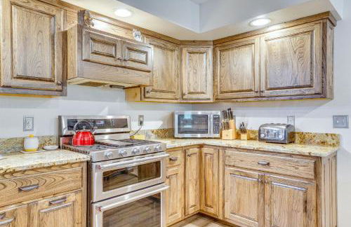 Gorgeous Lake Arbutus Getaway with Dock and Boat House - Foto 10