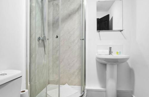 Spacious 5 Bedroom & 5 Bathrooms House - Garden - Parking - Netflix 376MW - Foto 6