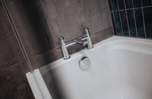 Waterfront 2 Bed Apartment - Free Parking & Wi-Fi - Foto 44