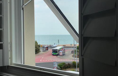 By-the-Beach, Sea view 2 bedroom Loft Studio Apartment & Free Parking - Foto 8