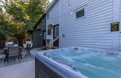 Cozy Spring Night HotTub Firepit PetFriendly Patio - Foto 26