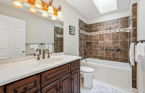 Bright Family Retreat with Private Backyard & Loft - Foto 17