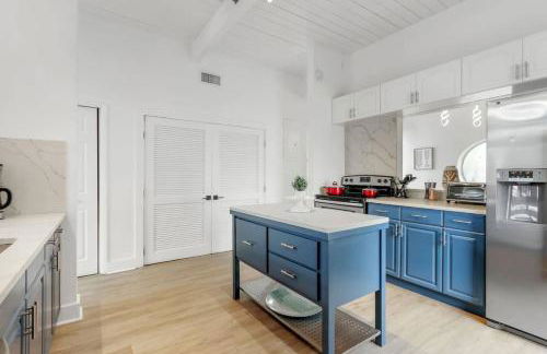 Oakland Oasis 4BDHeated PoolSpa5min to beach - Photo 13