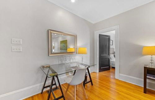 Contemporary 2BR in Myers Park with Screened Porch - Foto 25