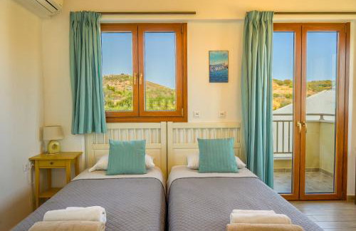 Family seaside Kladissos Villa with private heated pool! - Photo 28