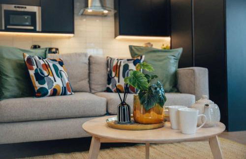 Modern Central 2 Bed Apartment with Parking - Photo 9