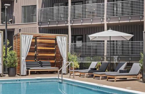 Skyline View, Pool, Gym, Balcony's, Walk to BWay! - Foto 31