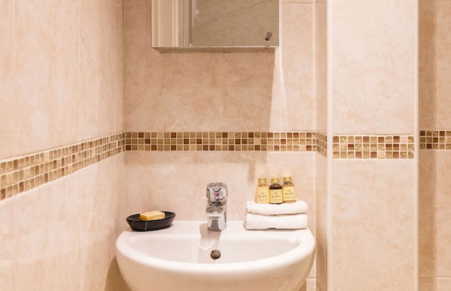 2-bedroom Penthouse, Clockhouse, Hoddesdon - Photo 9