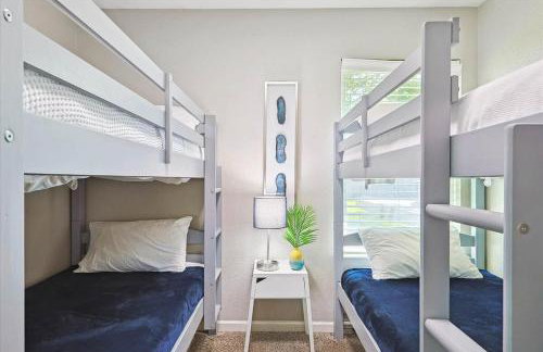 Peaceful and Relaxing Getaway w Beautiful Pool - Photo 25