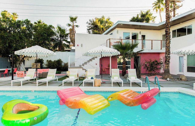 2 Rooms, Sleeps 8 Retro Hotel w/ Pool Wesley King Studio Buyout by Avantstay - Foto 11