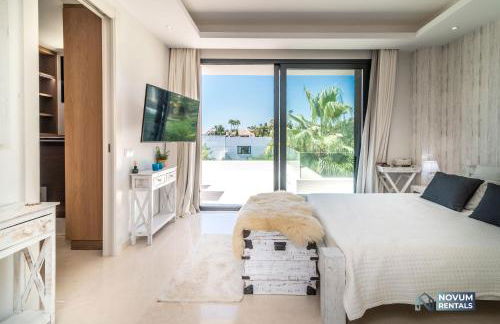 Remarkable 5-BDRM Villa - Heated POOL & GYM - Photo 21