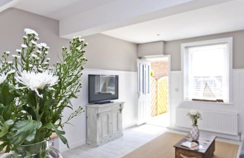 COASTGUARD COTTAGES by BOURNECOAST - A Charming Victorian Holiday Home with SEA VIEWS, HOT TUB and Garden - HB6098 - Foto 8