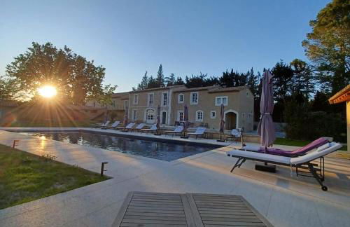 Superbe Mas Provençal rénové avec piscine, billard et climatisation à Paradou - Foto 12