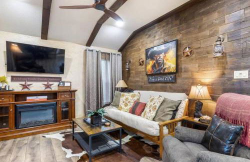 Stockyards 5 mins!-New!-Sleeps 8. Cowboy Bungalow - Foto 34