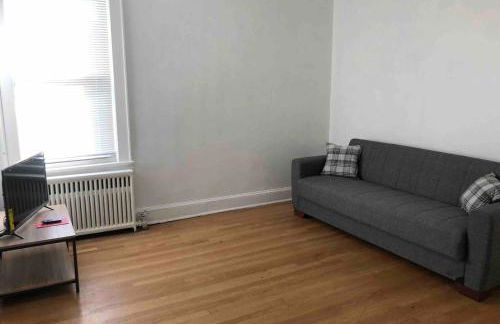 Spacious 2-bedroom apartment with 1-bathroom and private street entrance, MetLife Stadium FIFA World Cup 25 minutes away - Foto 1