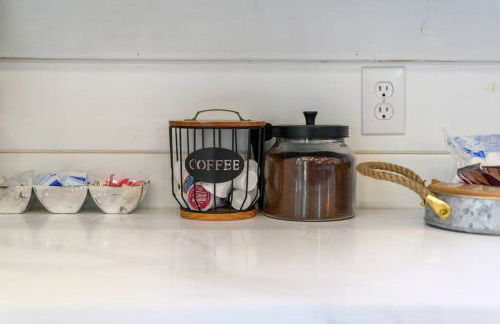 Luxury Winter Cabin! Hot Tub - Fire Pit - Decks - Game Room - Foto 28