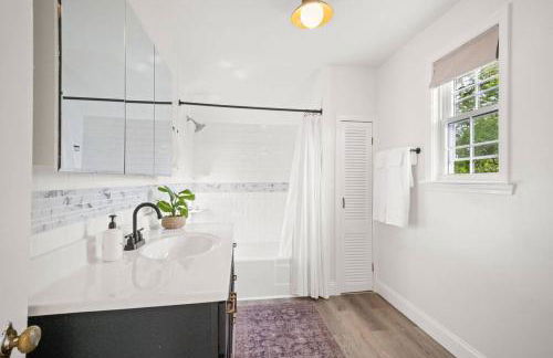 4-bedroom house in charming Oak Hill with WiFi, AC. Relax and enjoy - Foto 10