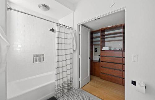 City Lights and Rooftop Nights by Rather Be Properties - Foto 20