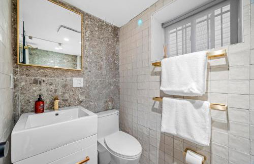 luxury 2 bed 2 bath apt with free parking - Foto 17