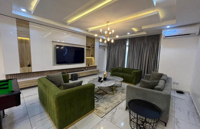 Lovely 3-bed With a Pool Next to Four Point - Foto 16