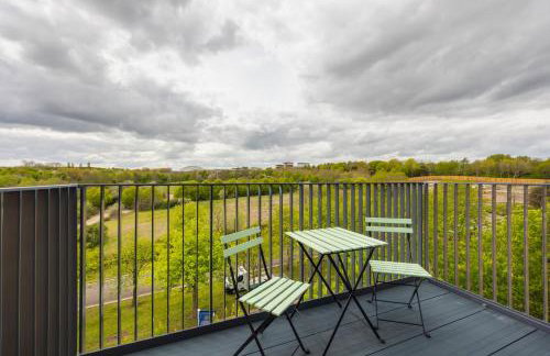 Penthouse Apartment - City Centre - Secure Parking, Balcony, Self-Check-In, Fast Wifi and Smart TV with Netflix by Yoko Property - Photo 13