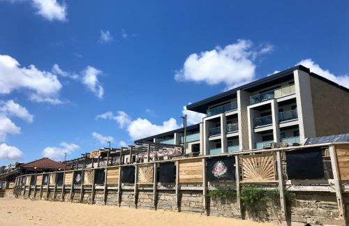 25 Breakwaters - Beach Hut is Included with this Pet Friendly Lux Apartment with Balcony, Stunning Sea Views over to Culver Cliffs & Free Parking - Photo 20