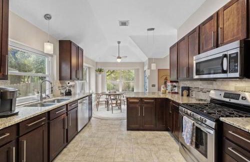 Artist Retreat at Cypress Creek - Hotub - Sleeps 9 - Photo 5