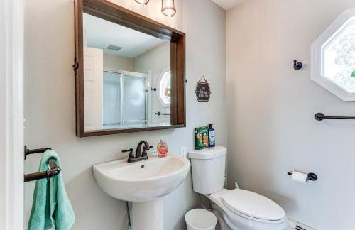 Walk to Town Charming Unit with Balcony in Bedford! - Foto 15