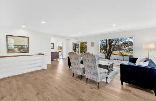 Waterfront Retreat with Private Dock and Fire Pit, Sleeps 8, Outdoor Dining, Spa-Style Primary, Gourmet Kitchen with Dual Dishwashers, Gas Fireplace, River Views, Bright Open Layout, Central AC, Perfect Coastal Escape for Families, 24 Hr Hospitality - Foto 41