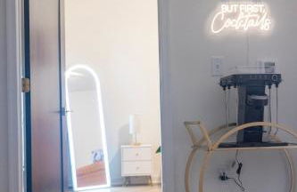 Cozy 1BR with Private Balcony, Gym, Pool & Workspace - Foto 19