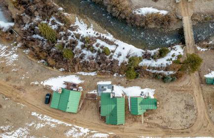 Cozy Riverfront Cabin with Fireplace & Deck - Foto 1