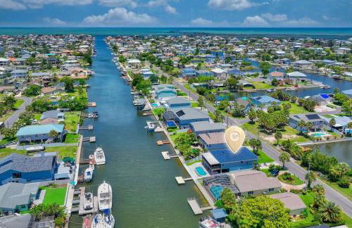 Waterfront home with pool and gameroom! - Foto 1